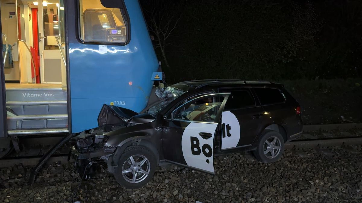 Taxikář se v Neratovicích zasekl s autem na přejezdu, narazil do něj vlak